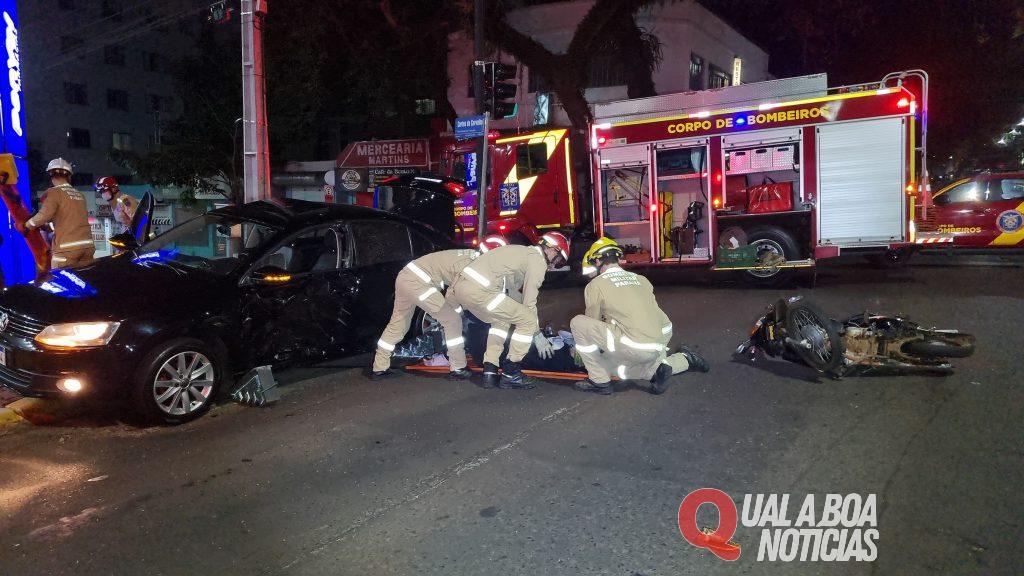 Grave acidente é registrado no centro de Cascavel; Motociclista vai parar embaixo de carro