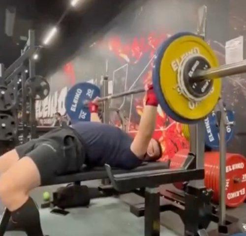 Homem quase perde a vida em exercício de supino em academia de Taiwan; veja vídeo