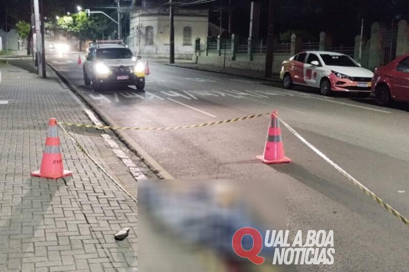 Idoso passa mal, cai e morre atropelado por caminhonete de luxo