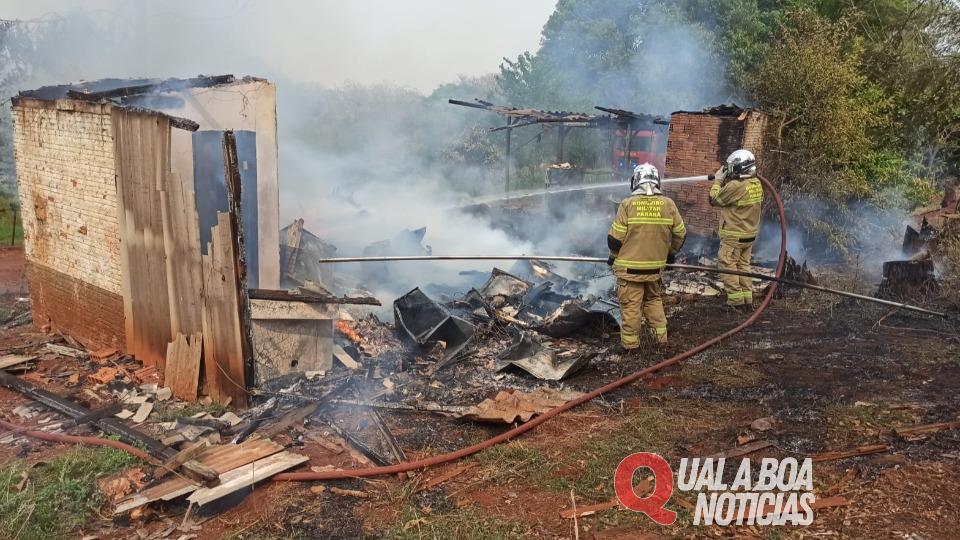 Incêndio destrói casa de madeira de 50 m² na área rural de Toledo