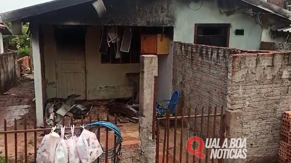 Incêndio destrói casa no Jardim Europa em Toledo; No local morava um casal de idosos
