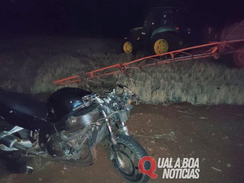 Moto de alta cilindrada e trator colidem no interior de Mercedes