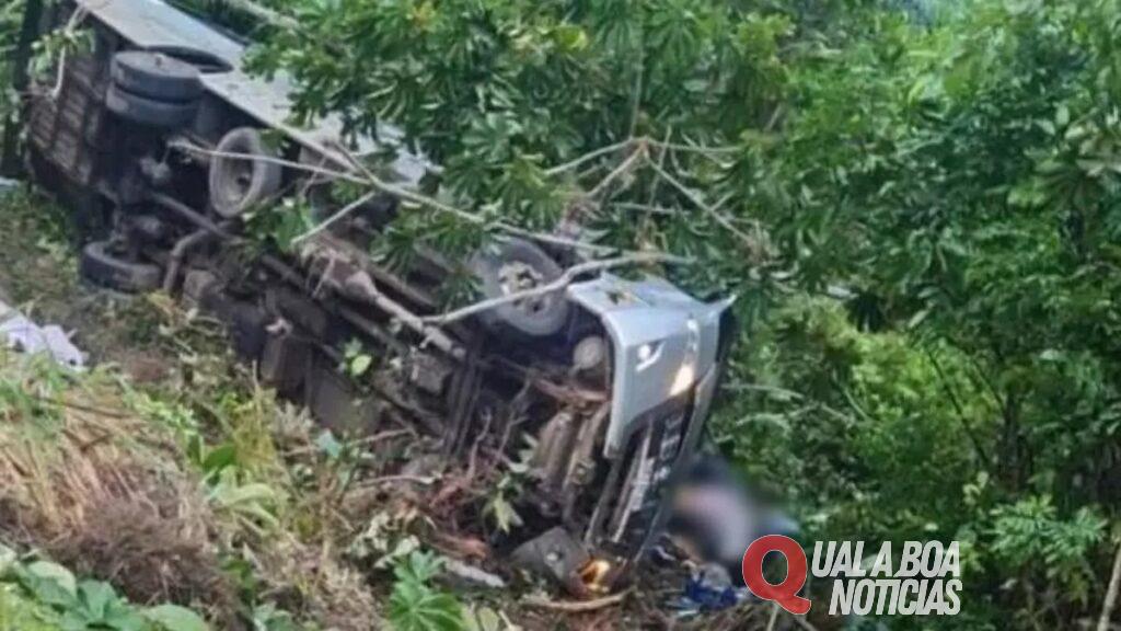 Ônibus com pacientes cai em ribanceira e deixa 4 mortos e mais de 10 feridos