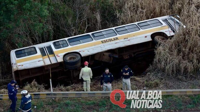 Ônibus escolar com 25 crianças tomba na BR-277, no Paraná