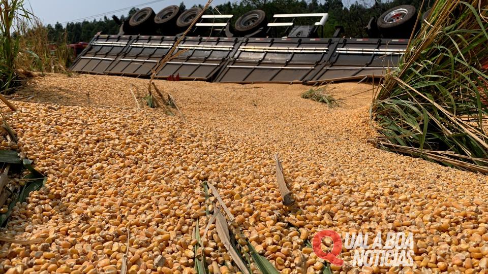 Pedestre é soterrado por milho na BR-163 após carreta tombar