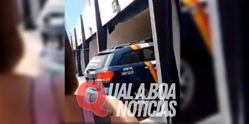 Policiais do Distrito Federal são flagrados em motel com garota de programa e vídeo viraliza