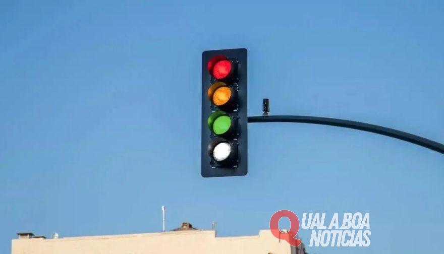 Quarta cor nos semáforos? Entenda o impacto da luz branca no trânsito