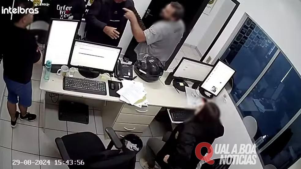 Santa Catarina: Homem armado invade delegacia de Polícia Civil e ameaça a mulher que o denunciava