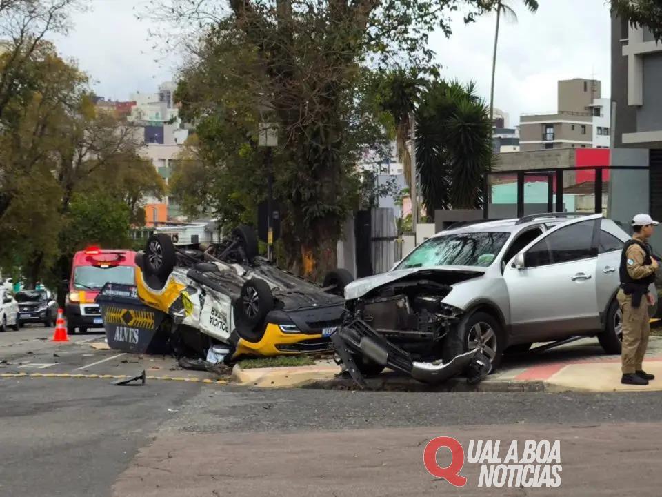Viatura da PM bate contra carro e capota durante perseguição no Paraná