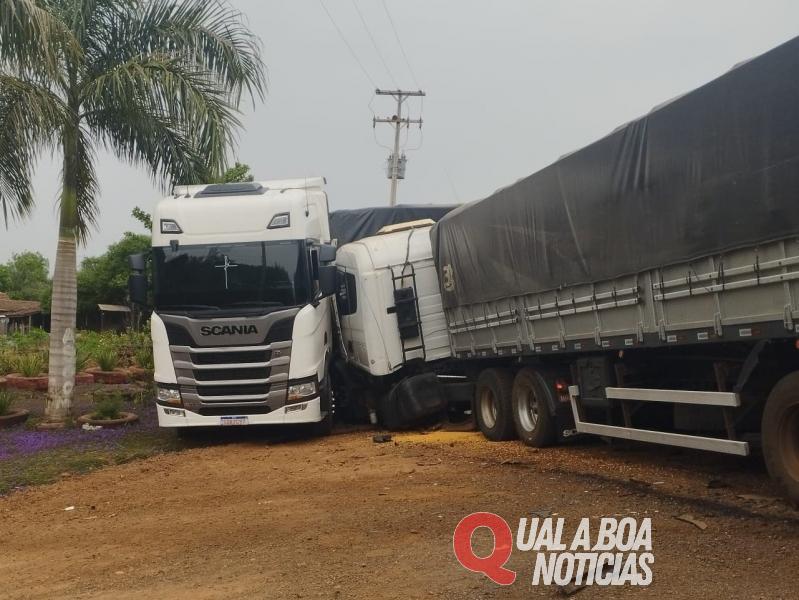 Acidente envolve duas carretas na BR-163 em Mercedes