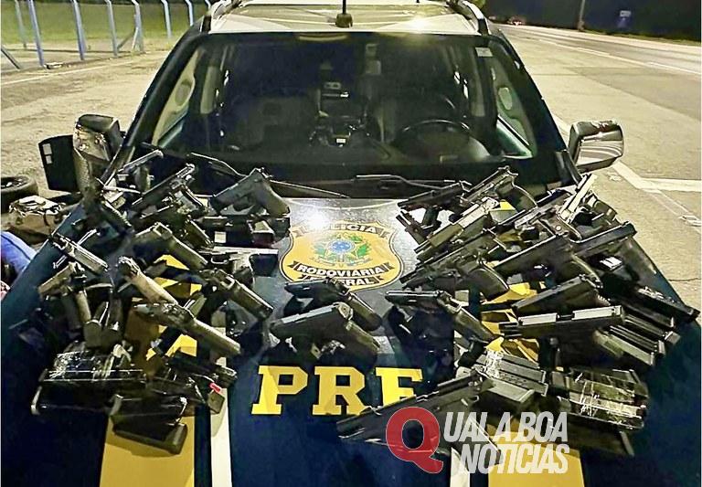 Arsenal com pistolas de 8 países diferentes é apreendido com jovem casal na BR 277