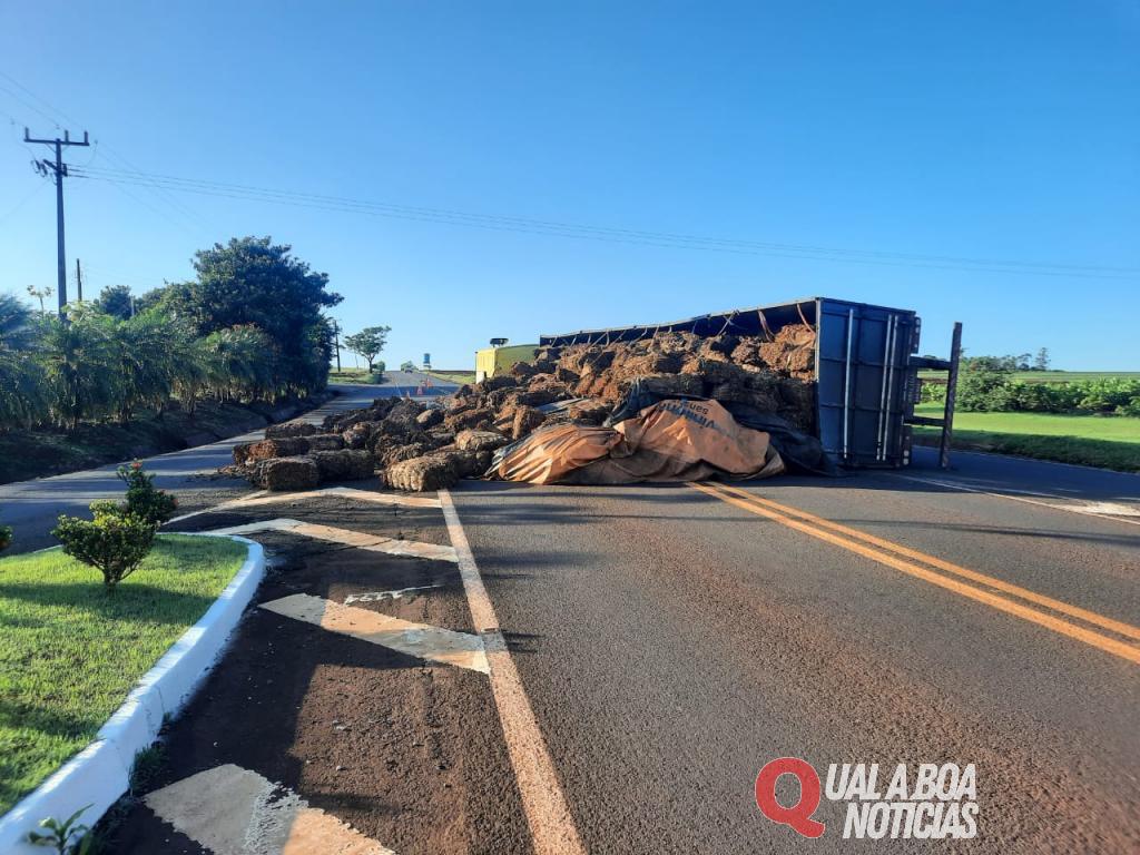 Caminhão tomba na PR-497 em Itaipulândia na manhã deste domingo