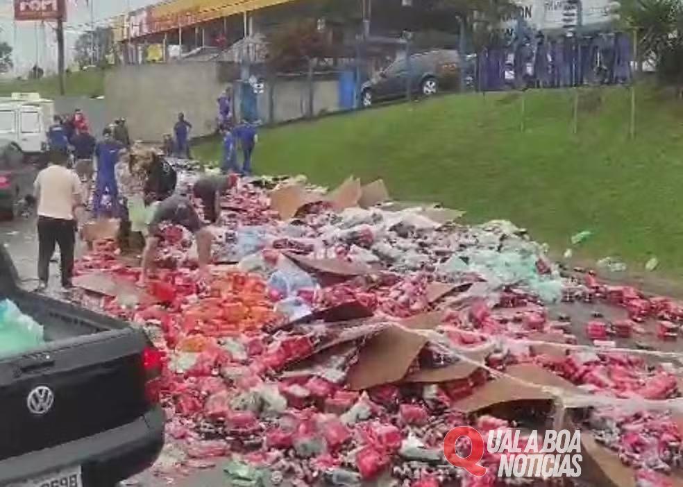 Carga de refrigerante é saqueada na BR-470 após cair de caminhão