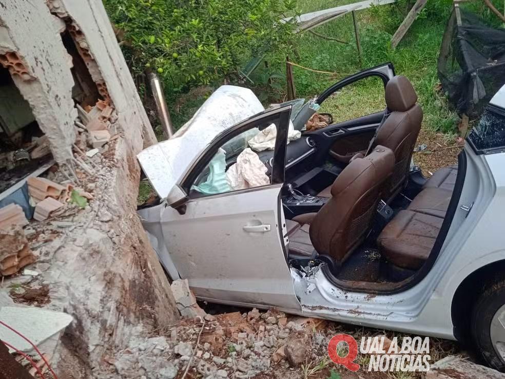 Carro fica sem teto após motorista perder controle e veículo invadir casa no interior do PR