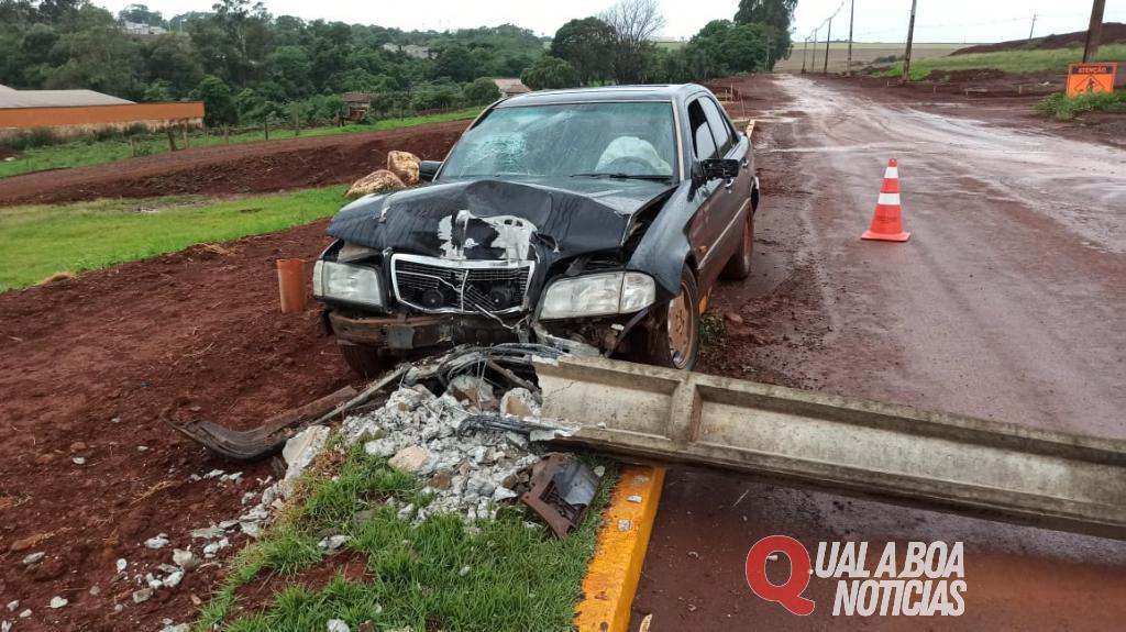 Condutor bate Mercedes contra poste de energia em Toledo