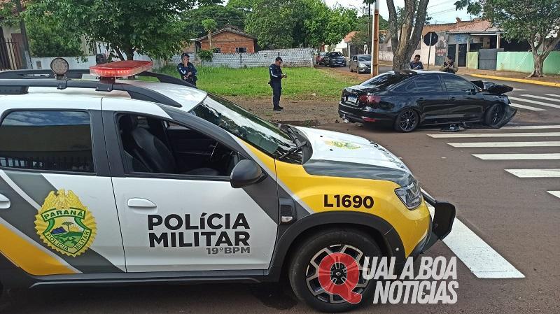 Condutor de Jetta fica ferido durante colisão com caminhão furgão em Toledo
