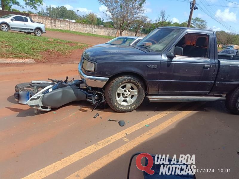 Moto fica presa embaixo de caminhonete em acidente, na Região