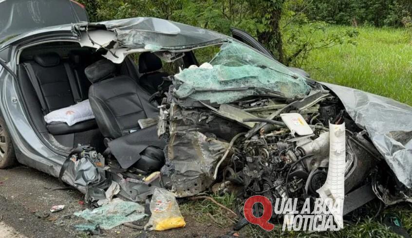 Mulher morre na PR-182 após carro bater em árvore