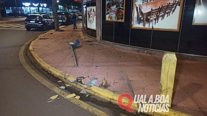 Mulher perde o controle da direção de Ford Ranger, sobe na calçada e atinge poste em Toledo