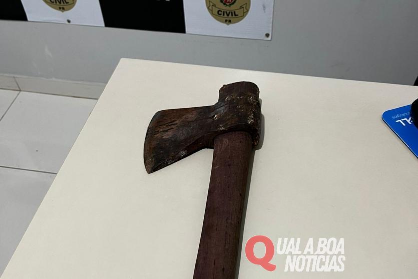 Pai usa cabo de machado para agredir a filha adolescente em recuperação pós-parto