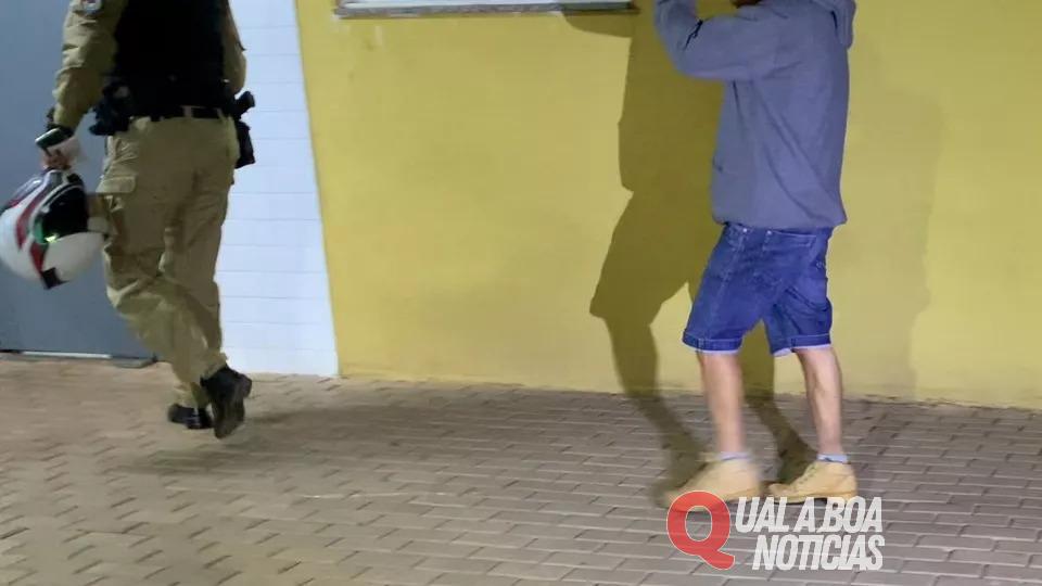 ‘Piazão sai dar um grau de moto’, bate em viatura da PM e é preso por embriaguez