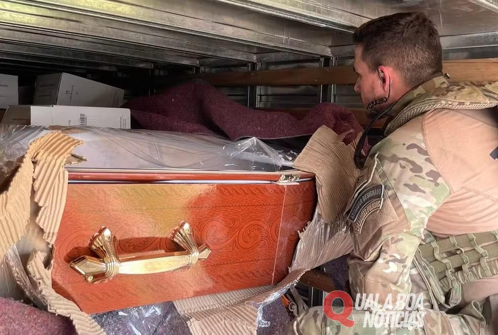 PRF apreende vinhos argentinos escondidos em carga de caixões no Paraná