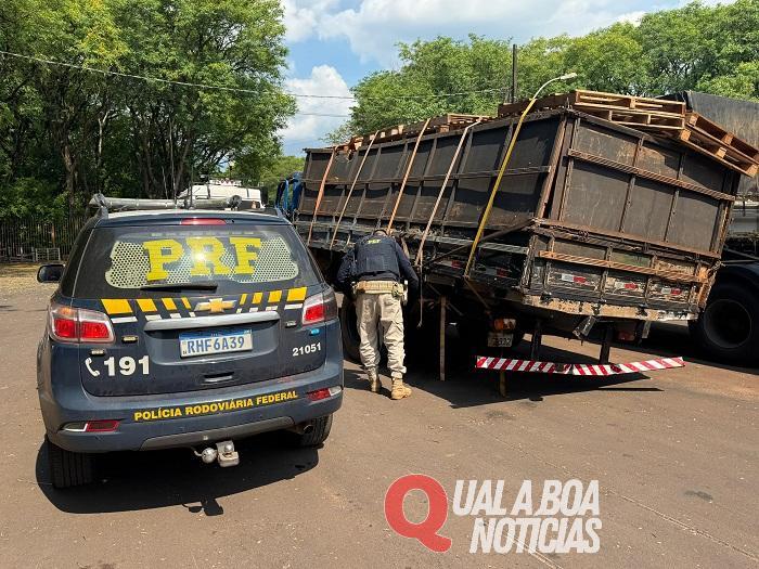 Caminhão capota, motorista foge e PRF apreende carga de cigarros em Palotina