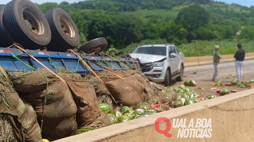 Caminhão carregado com melancias tomba na BR-163 e causa engavetamento