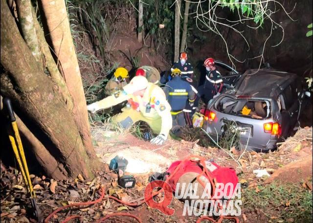 Carro cai em ribanceira de 30 metros na BR 487; No veículo havia duas pessoas