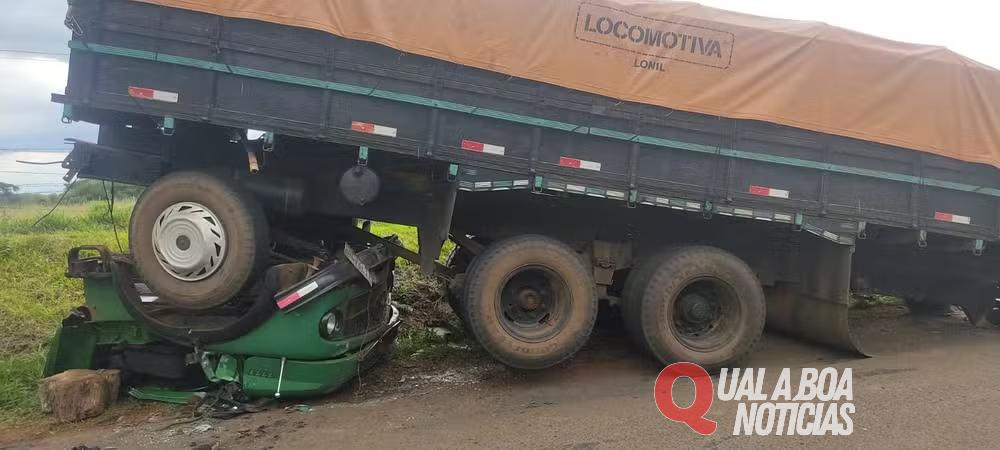 Carroceria de caminhão se solta durante viagem e esmaga cabine com caminhoneiro, no Paraná