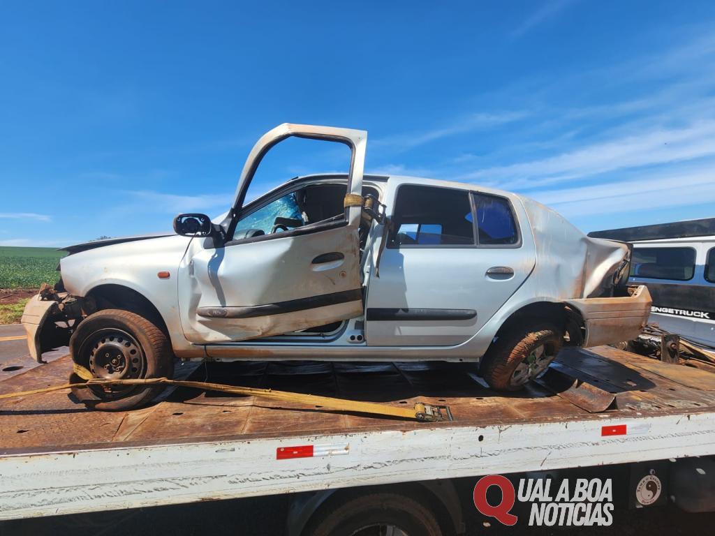 Clio fica destruído na PR-239 após capotar, em Assis Chateaubriand