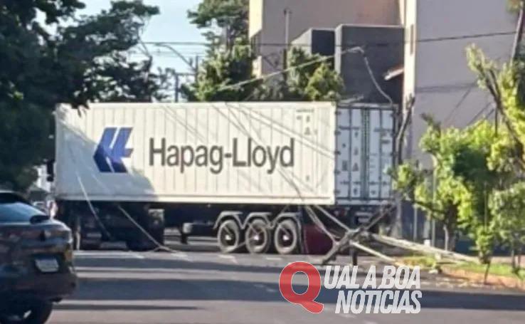 Corpo de Bombeiros é acionado após carreta derrubar postes e fiação em Palotina