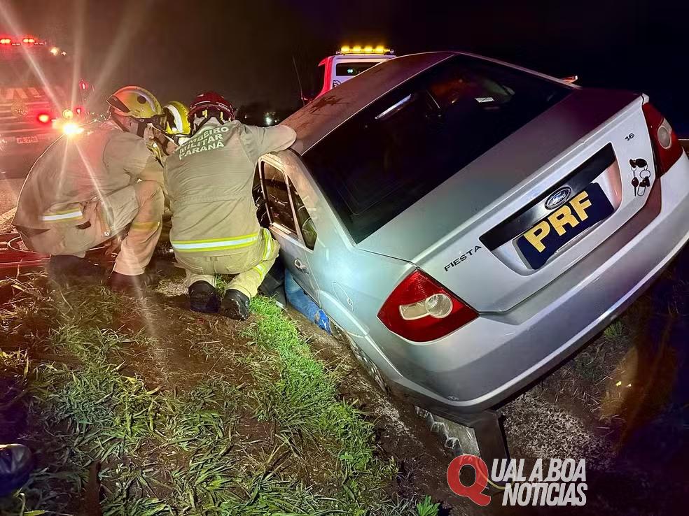Em Cascavel: Suspeito em fuga tenta saltar de carro em movimento, mas acaba preso a automóvel que cai em canteiro central