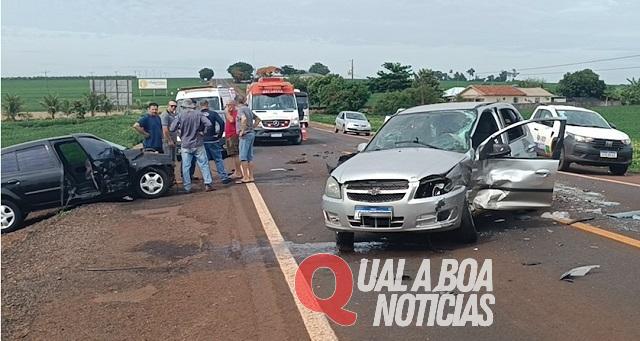Grave acidente na PR-239 entre carros e carreta deixa três feridos