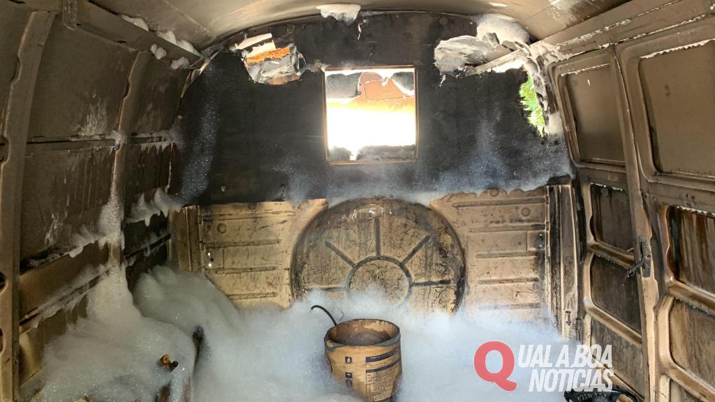 Kombi pega fogo na BR-163 em Lindoeste