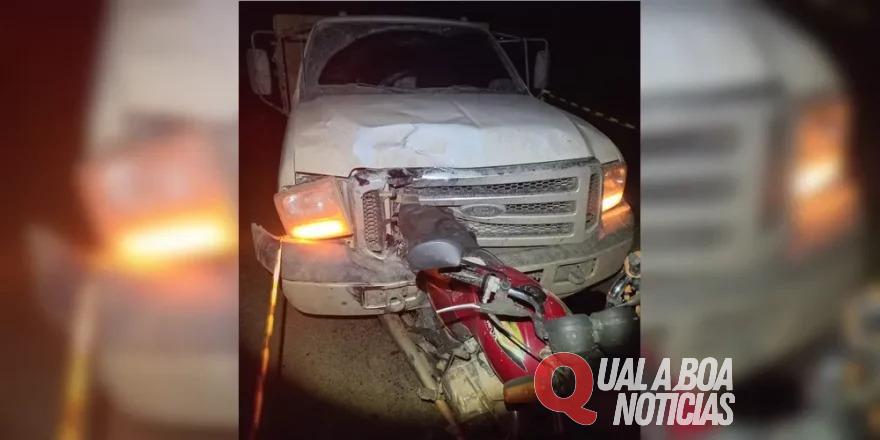 Moto fica cravada em caminhonete na PRc-487; Piloto morre no local
