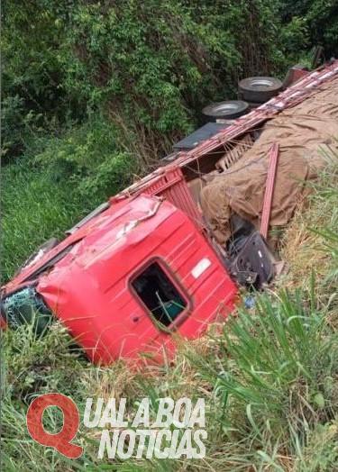 Motorista de caminhão sai ileso após veículo tombar na BR-163, em grave acidente