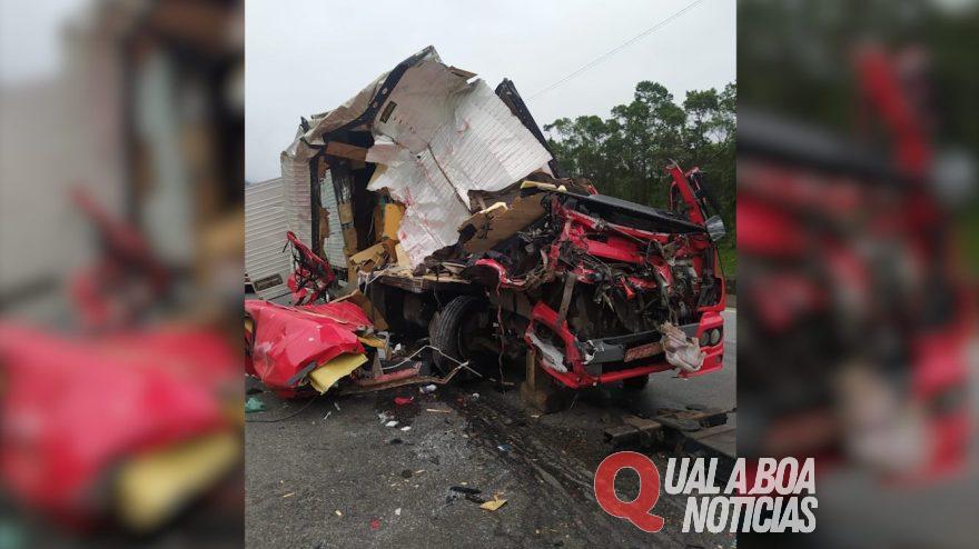 Motorista fica ferido na BR 376 em colisão entre caminhões