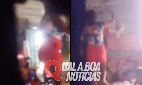 Mulher é presa após ser flagrada espancando filha de sete anos; Veja o vídeo