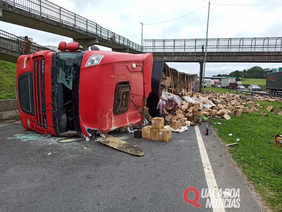 No Paraná: Caminhão com garrafa de vinhos tomba, motorista fica ferido e carga é saqueada