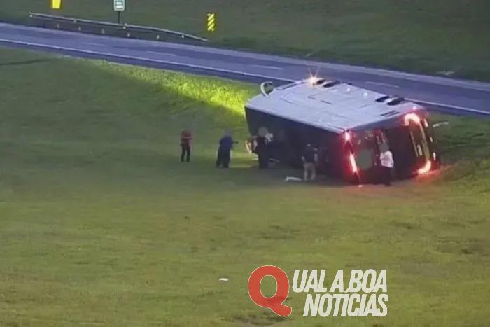 Ônibus com 27 passageiros de Maringá tomba no interior de SP