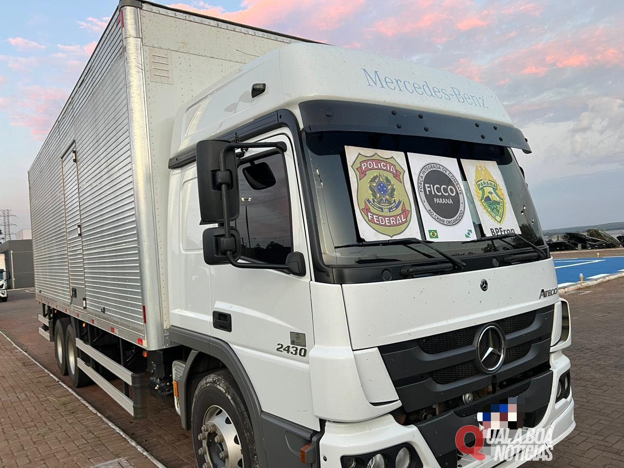 Policiais realizam apreensão de caminhão carregado com cigarros contrabandeados em Mercedes