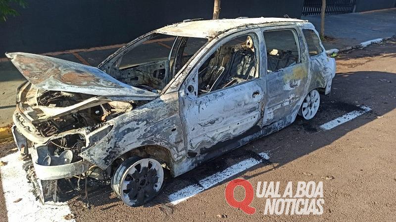 Veículo possivelmente usado em homicídio é encontrado pela polícia em chamas próximo a uma área rural, em Toledo