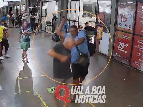 Vídeo mostra homem sendo esfaqueado na Rodoviária de Cascavel