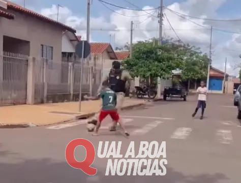 Viralizou: PMs pausam patrulha para jogar bola com crianças no Paraná; 'Trabalho com mais ânimo'