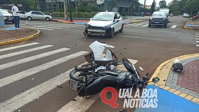 Acidente é registrado no centro de Toledo envolvendo moto e taxi