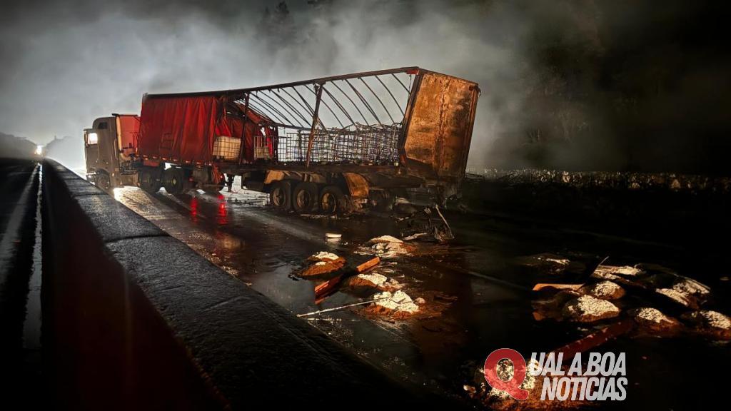 Após colisão na BR-277 caminhões pegam fogo; Condutor é socorrido em estado grave