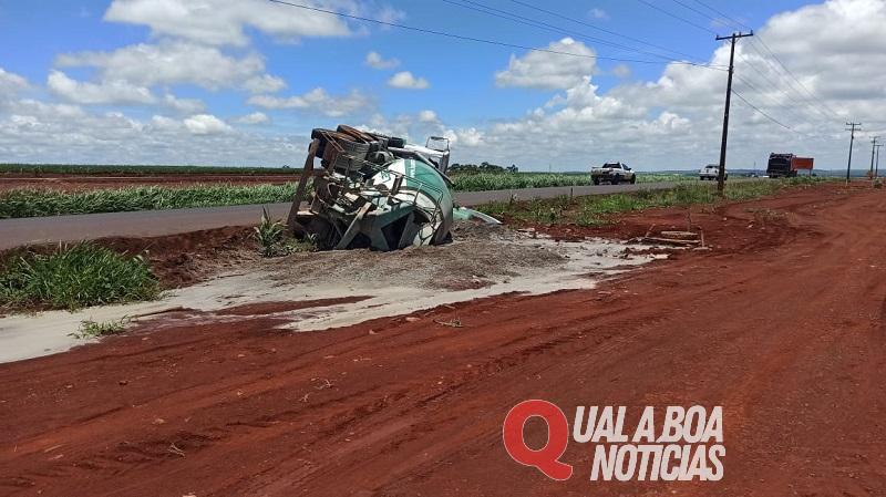 Caminhão betoneira carregado de concreto tomba em Toledo