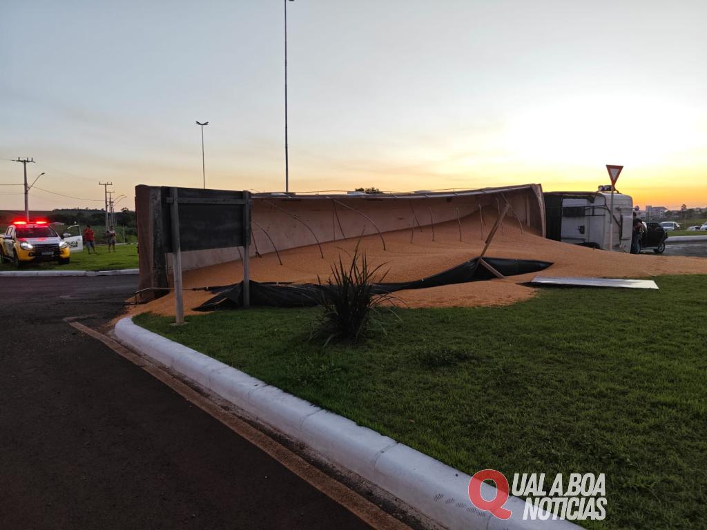 Caminhão carregado com soja tomba na PR-497 entre Itaipulândia e Missal