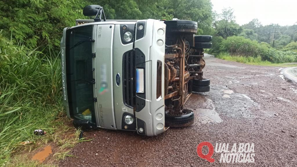 Caminhão tomba na PR-317 entre Toledo e Ouro Verde após atingir buraco